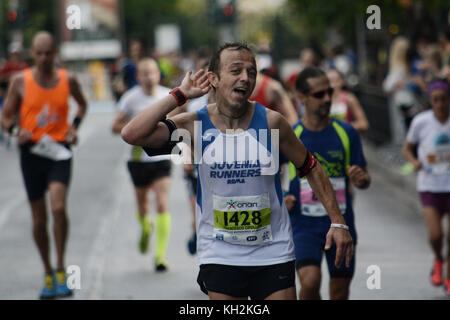 Athènes, Grèce. 12 novembre 2017. Coureur du 35e Authentic Athens Marathon alors qu'il franchit la ligne d'arrivée. Crédit : Giorgos Zachos/SOPA/ZUMA Wire/Alamy Live News Banque D'Images