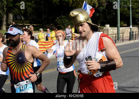 Athènes, Grèce. 12 novembre 2017. Coureurs du 35e authentique Marathon d'Athènes. Des milliers de participants ont pris part au 35e Authentic Athens Marathon pour la course de 42 KM. Crédit : Giorgos Zachos/SOPA/ZUMA Wire/Alamy Live News Banque D'Images