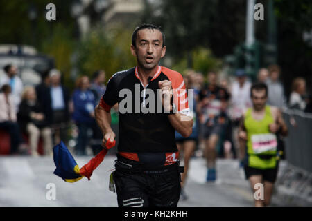 Athènes, Grèce. 12 novembre 2017. Coureur du 35e authentique Marathon d'Athènes. Des milliers de participants ont pris part au 35e Authentic Athens Marathon pour la course de 42 KM. Crédit : Giorgos Zachos/SOPA/ZUMA Wire/Alamy Live News Banque D'Images