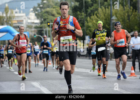 Athènes, Grèce. 12 nov, 2017. ossature de 35e marathon d'athènes authentique.des milliers de participants ont pris part à la 35e marathon d'athènes authentique pour les 42 km de long course. crédit : giorgos zachos/sopa/zuma/Alamy fil live news Banque D'Images