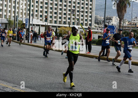 Athènes, Grèce. 12 novembre 2017. Coureurs du 35e authentique Marathon d'Athènes. Des milliers de participants ont pris part au 35e Authentic Athens Marathon pour la course de 42 KM. Crédit : Giorgos Zachos/SOPA/ZUMA Wire/Alamy Live News Banque D'Images