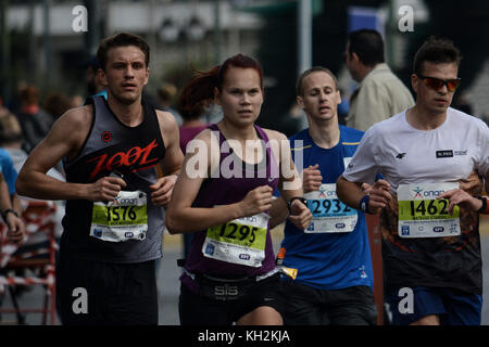 Athènes, Grèce. 12 novembre 2017. Participants au 35e authentique Marathon d'Athènes. Des milliers de participants ont pris part au 35e Authentic Athens Marathon pour la course de 42 KM. Crédit : Giorgos Zachos/SOPA/ZUMA Wire/Alamy Live News Banque D'Images