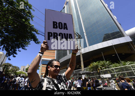 Sao Paulo, Brésil. 13 novembre 2017. 13 novembre 2017 - SÃ¢O Paulo, SÃ£o Paulo, Brésil - SAO PAULO SP, SP 12/11/2017 ENEM 2017 à Sao Paulo : les étudiants paulistanos attendent l'ouverture de la porte à la réalisation de l'examen national de l'enseignement secondaire (Enem) dans la matinée du dimanche 12 novembre 2017, en face de l'Université 9 de julho, dans le centre de Sao Paulo, Brésil. Plus de 6,7 millions de Brésiliens sont inscrits pour participer à l'édition Enem de cette année. Crédit : cris Faga/ZUMA Wire/Alamy Live News crédit : ZUMA Press, Inc/Alamy Live News Banque D'Images