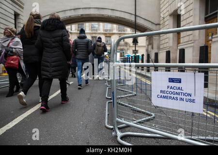 Londres, Royaume-Uni. 12 novembre, 2017. Les avis affichés par la police métropolitaine d'aviser le public concernant leur utilisation de caméras de reconnaissance faciale automatique autour de Whitehall pour le Dimanche du souvenir cérémonie. crédit : mark kerrison/Alamy live news Banque D'Images