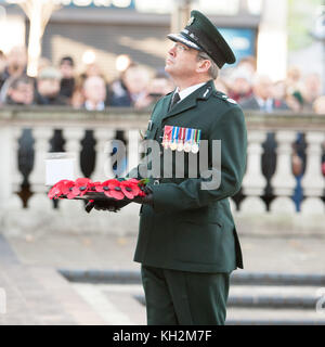 Cénotaphe, Belfast City Hall 12 Nov 2017 . Une grande foule rassemblée au Cénotaphe et motifs de Belfast City Hall pour la journée nationale du souvenir. Credit : Bonzo/Alamy Live News Banque D'Images