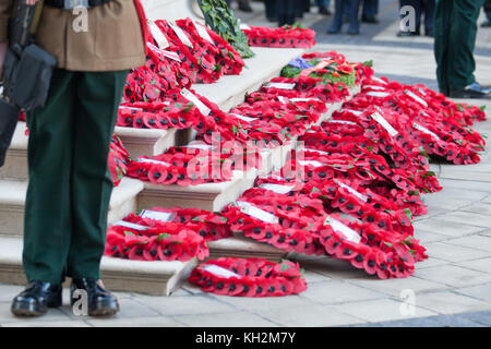 Cénotaphe, Belfast City Hall 12 Nov 2017 . Une grande foule rassemblée au Cénotaphe et motifs de Belfast City Hall pour la journée nationale du souvenir. Credit : Bonzo/Alamy Live News Banque D'Images