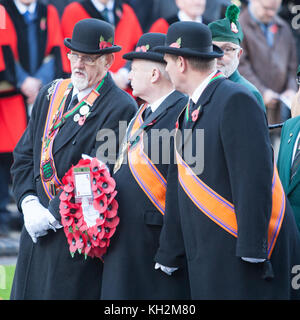 Cénotaphe, Belfast City Hall 12 Nov 2017 . Une grande foule rassemblée au Cénotaphe et motifs de Belfast City Hall pour la journée nationale du souvenir. Credit : Bonzo/Alamy Live News Banque D'Images