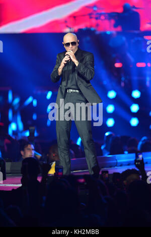 Miami, Floride, États-Unis. 11 novembre 2017. Pitbull se produit à AmericanAirlines Arena le 11 novembre 2017 à Miami, en Floride. Crédit : Mpi10/Media Punch/Alay Live News Banque D'Images