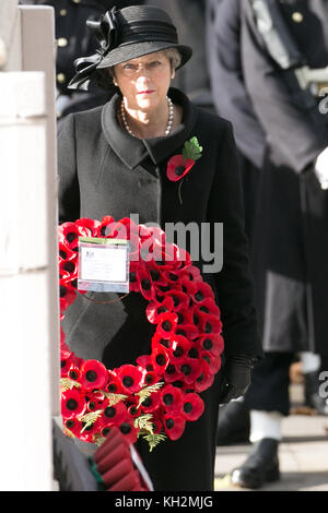 The Cenotaph, Londres, Royaume-Uni. Londres. Royaume-Uni 12 nov 2017 - Theresa May dépose une couronne au Service du souvenir au Cenotaph. Des membres de la famille royale, des politiciens de haut rang, dont le Premier ministre britannique et des représentants des forces armées assistent au service du dimanche du souvenir annuel au Cenotaph on Whitehall pour rendre hommage à ceux qui ont souffert ou sont morts à la guerre. Crédit: Dinendra Haria/Alay Live News Banque D'Images