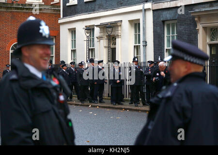 Londres, Royaume-Uni. 12 nov, 2017. Les agents de police sont représentés dans Downing Street sur le chemin de la cérémonie du souvenir dimanche au cénotaphe de Whitehall, Londres, le 12 novembre 2017. crédit : Paul marriott/Alamy live news Banque D'Images