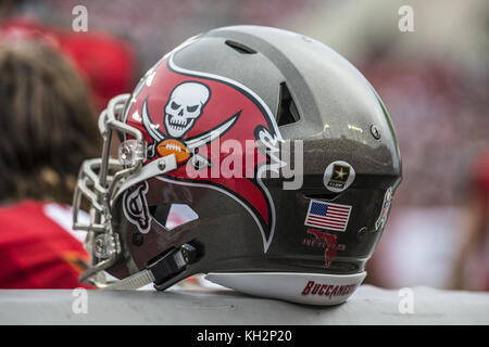 Tampa, Floride, États-Unis. 31 août 2017. Casque Tampa Bay Buccaneers pour la journée d'appréciation militaire pendant le match contre les jets de New York le dimanche 12 novembre 2017 au Raymond James Stadium à Tampa, Floride. Crédit : Travis Pendergrass/ZUMA Wire/Alamy Live News Banque D'Images