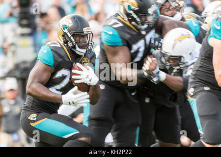 Jacksonville, FL, USA. 12 Nov, 2017. Jacksonville Jaguars running back Leonard Fournette (27) au cours de la NFL football match entre les Los Angeles les chargeurs et les Jacksonville Jaguars à l'EverBank Field à Jacksonville, FL. Romeo T Guzman/CSM/Alamy Live News Banque D'Images