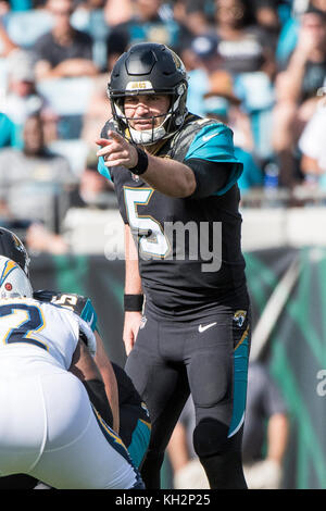 Jacksonville, FL, USA. 12 Nov, 2017. Jacksonville Jaguars quarterback Blake Bortles (5) comme on l'a vu au cours de la NFL football match entre les Los Angeles les chargeurs et les Jacksonville Jaguars à l'EverBank Field à Jacksonville, FL. Romeo T Guzman/CSM/Alamy Live News Banque D'Images