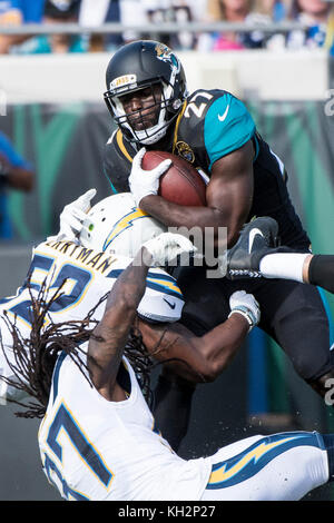 Jacksonville, FL, USA. 12 Nov, 2017. Jacksonville Jaguars running back Leonard Fournette (27) s'exécute avec le ballon au cours de la NFL football match entre les Los Angeles les chargeurs et les Jacksonville Jaguars à l'EverBank Field à Jacksonville, FL. Romeo T Guzman/CSM/Alamy Live News Banque D'Images