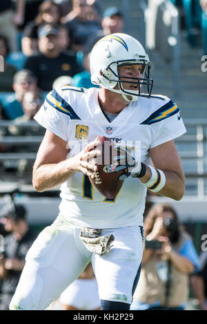 Jacksonville, FL, USA. 12 Nov, 2017. Los Angeles Chargers quart-arrière Philip Rivers (17) comme on l'a vu au cours de la NFL football match entre les Los Angeles les chargeurs et les Jacksonville Jaguars à l'EverBank Field à Jacksonville, FL. Romeo T Guzman/CSM/Alamy Live News Banque D'Images