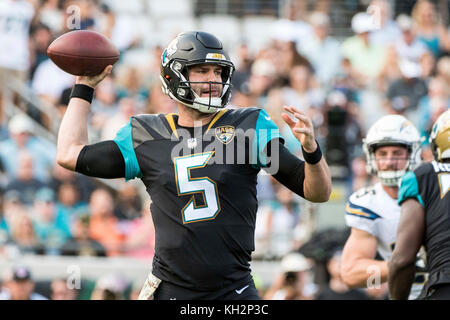 Jacksonville, FL, USA. 12 Nov, 2017. Jacksonville Jaguars quarterback Blake Bortles (5) comme on l'a vu au cours de la NFL football match entre les Los Angeles les chargeurs et les Jacksonville Jaguars à l'EverBank Field à Jacksonville, FL. Romeo T Guzman/CSM/Alamy Live News Banque D'Images