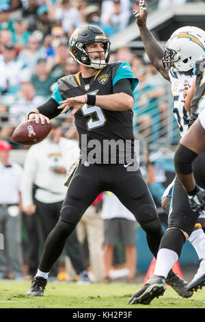 Jacksonville, FL, USA. 12 Nov, 2017. Jacksonville Jaguars quarterback Blake Bortles (5) au cours de la NFL football match entre les Los Angeles les chargeurs et les Jacksonville Jaguars à l'EverBank Field à Jacksonville, FL. Romeo T Guzman/CSM/Alamy Live News Banque D'Images