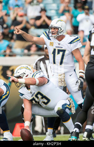 Jacksonville, FL, USA. 12 Nov, 2017. Los Angeles Chargers quart-arrière Philip Rivers (17) au cours de la NFL football match entre les Los Angeles les chargeurs et les Jacksonville Jaguars à l'EverBank Field à Jacksonville, FL. Romeo T Guzman/CSM/Alamy Live News Banque D'Images