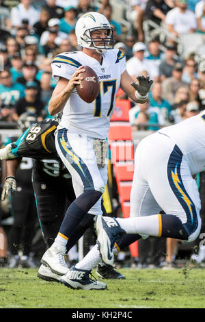 Jacksonville, FL, USA. 12 Nov, 2017. Los Angeles Chargers quart-arrière Philip Rivers (17) au cours de la NFL football match entre les Los Angeles les chargeurs et les Jacksonville Jaguars à l'EverBank Field à Jacksonville, FL. Romeo T Guzman/CSM/Alamy Live News Banque D'Images