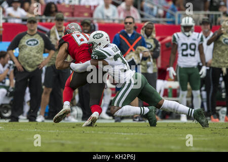 Tampa, Floride, USA. 12 Nov, 2017. Tampa Bay Buccaneers tight end Cameron Brate (84) gagne une première vers le bas avant d'être abordé par New York Jets d'utiliser de nouveau Matt Forte (22) au cours du premier trimestre chez Raymond James Stadium. Credit : Travis Pendergrass/ZUMA/Alamy Fil Live News Banque D'Images