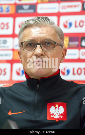 Gdansk, Pologne. 12 Nov, 2017. Adam Nawalka, manager de l'équipe nationale de Pologne, au cours d'une formation de l'équipe de football nationale polonaise sur Stadion Energa Gdansk avant demain match amical contre l'équipe nationale de football du Mexique à Gdansk, Pologne. 12 novembre 2017 Crédit : Wojciech Strozyk/Alamy Live News Banque D'Images