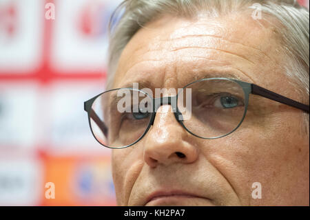 Gdansk, Pologne. 12 Nov, 2017. Adam Nawalka, manager de l'équipe nationale de Pologne, au cours d'une formation de l'équipe de football nationale polonaise sur Stadion Energa Gdansk avant demain match amical contre l'équipe nationale de football du Mexique à Gdansk, Pologne. 12 novembre 2017 Crédit : Wojciech Strozyk/Alamy Live News Banque D'Images