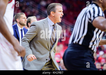 L'entraîneur-chef de Charleston Southern Barclay Radebaugh pendant le NCAA College Basketball match entre les boucaniers et Charleston Southern la NC State Wolfpack au PNC Arena le 12 novembre 2017 à Raleigh, NC. Jacob Kupferman/CSM Banque D'Images