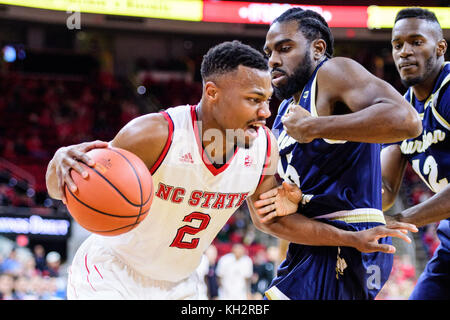 NC State guard Torin Dorn (2) au cours de la NCAA College Basketball match entre les boucaniers et Charleston Southern la NC State Wolfpack au PNC Arena le 12 novembre 2017 à Raleigh, NC. Jacob Kupferman/CSM Banque D'Images