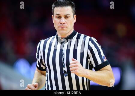 Ref Lee Cassel durant la NCAA College Basketball match entre les boucaniers et Charleston Southern la NC State Wolfpack au PNC Arena le 12 novembre 2017 à Raleigh, NC. Jacob Kupferman/CSM Banque D'Images