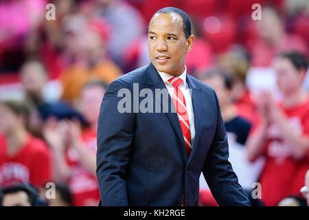 NC State entraîneur en chef Kevin Keatts durant la NCAA College Basketball match entre les boucaniers et Charleston Southern la NC State Wolfpack au PNC Arena le 12 novembre 2017 à Raleigh, NC. Jacob Kupferman/CSM Banque D'Images