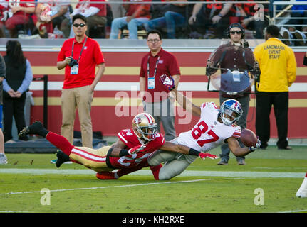 Santa Clara, CA. 12 Nov, 2017. Les Giants de New York le receveur Sterling Shepard (87) fait une grande attraper tout en étant protégé par San Francisco 49ers arrière défensif K'Waun Williams (24) au cours de la NFL football match entre les Giants de New York et San Francisco 49ers à Levi's Stadium à Santa Clara, CA. Les 49ers défait les géants 31-21.Damon Tarver/Cal Sport Media/Alamy Live News Banque D'Images