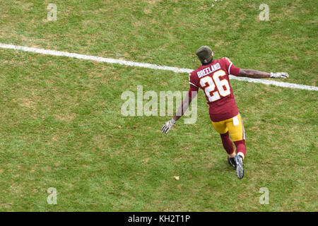 Landover, MD, USA. 12 Nov, 2017. Bashaud Breeland évoluait Redskins de Washington (26) court vers le domaine du tunnel au cours de la se rencontreront entre les Minnesota Vikings et les Redskins de Washington à FedEx Field à Landover, MD. Credit : csm/Alamy Live News Banque D'Images