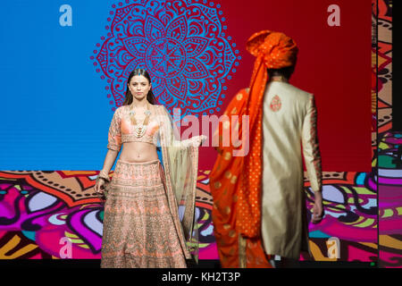 Londres, Royaume-Uni. 12 Nov, 2017. Sur le podium des modèles existants et à venir présenter les concepteurs Indiens de partout dans le monde. Crédit : Laura De Meo/Alamy Live News Banque D'Images