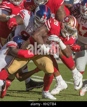 Santa Clara, Californie, États-Unis. 12 Nov, 2017. San Francisco 49ers d'utiliser de nouveau Carlos Hyde (28) pousse en avant le dimanche, Novembre 12, 2017, au stade de Lévis à Santa Clara, en Californie. Les 49ers défait les géants 31-21. Al Golub/CSM/Alamy Live News Banque D'Images