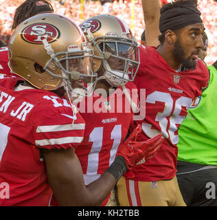Santa Clara, Californie, États-Unis. 12 Nov, 2017. San Francisco 49ers wide receiver Victor Bolden (17) et Johnson Dontae évoluait au poste de wide receiver aide Marquise Goodwin (11) célébrer le toucher des roues le dimanche, Novembre 12, 2017, au stade de Lévis à Santa Clara, en Californie. Les 49ers défait les géants 31-21. Al Golub/CSM/Alamy Live News Banque D'Images