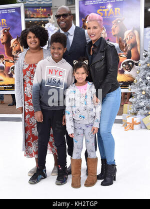 Westwood, Californie, États-Unis. 12 novembre 2017. Terry Crews, Rebecca King-Crews, Isaiah Crews, Wynfrey Crews et Naomi Burton-Crews arrivent pour la première du film « The Star » au théâtre Village. Crédit : Lisa O'Connor/ZUMA Wire/Alamy Live News Banque D'Images