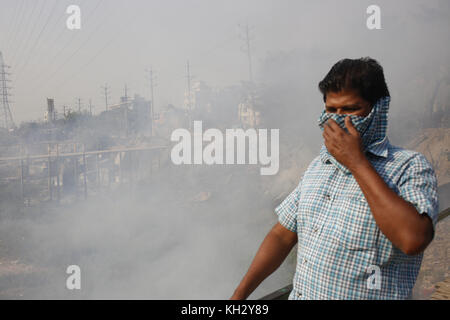 Dhaka, Bangladesh. 13 novembre 2017. Un homme essaie de sauver de la fumée de décharge près de Kamrangir Char. Crédit : Md. Mehedi Hasan/ZUMA Wire/Alamy Live News Banque D'Images