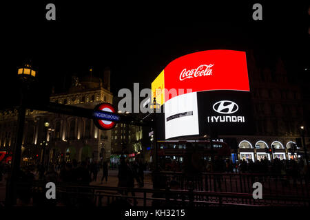 L'iconique Piccadilly Lights, maintenant connu sous le nom de la courbe, ont eu une haute technologie, l'état de l'art, la mise à niveau avec le plus grand affichage LED en Europe. Banque D'Images