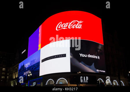 L'iconique Piccadilly Lights, maintenant connu sous le nom de la courbe, ont eu une haute technologie, l'état de l'art, la mise à niveau avec le plus grand affichage LED en Europe. Banque D'Images