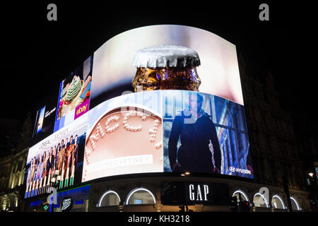 L'iconique Piccadilly Lights, maintenant connu sous le nom de la courbe, ont eu une haute technologie, l'état de l'art, la mise à niveau avec le plus grand affichage LED en Europe. Banque D'Images