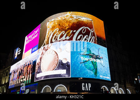 L'iconique Piccadilly Lights, maintenant connu sous le nom de la courbe, ont eu une haute technologie, l'état de l'art, la mise à niveau avec le plus grand affichage LED en Europe. Banque D'Images