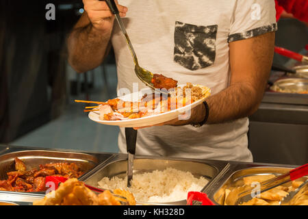 Les clients aident eux-mêmes à l'alimentation dans un restaurant chinois dans China Town, Londres, Angleterre, Royaume-Uni. Banque D'Images