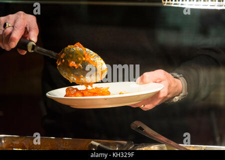 Les clients aident eux-mêmes à l'alimentation dans un restaurant chinois dans China Town, Londres, Angleterre, Royaume-Uni. Banque D'Images