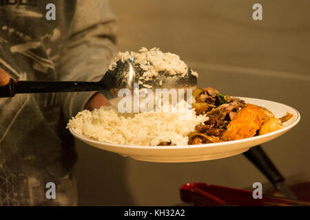 Les clients aident eux-mêmes à l'alimentation dans un restaurant chinois dans China Town, Londres, Angleterre, Royaume-Uni. Banque D'Images