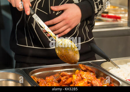 Les clients aident eux-mêmes à l'alimentation dans un restaurant chinois dans China Town, Londres, Angleterre, Royaume-Uni. Banque D'Images