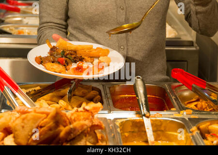 Les clients aident eux-mêmes à l'alimentation dans un restaurant chinois dans China Town, Londres, Angleterre, Royaume-Uni. Banque D'Images