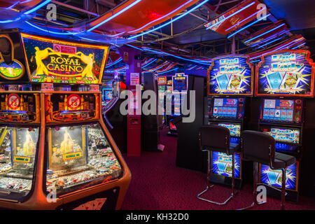 Une salle de jeux électroniques dans le quartier chinois dans le West End de Londres, UK Banque D'Images