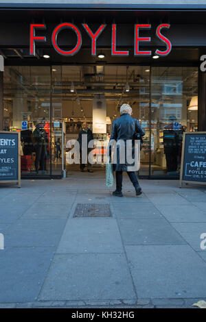 L'entrée de la nouvelle librairie foyers, maintenant acquise par Waterstones, sur Charing Cross Road, Londres, Royaume-Uni Banque D'Images