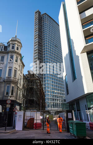 L'Almacantar Point Centre - un gratte-ciel de 33 étages dans le centre de Londres Banque D'Images