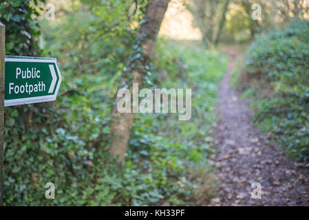 Sentier public sign in woodland devon Banque D'Images